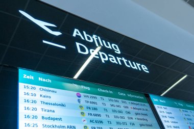 Viyana-Schwechat, Avusturya, 1 Şubat 2025: İstikamet, uçuş numaraları, kayıt gişeleri, kapılar ve biniş durumları da dahil olmak üzere uçuş bilgilerini gösteren modern havaalanı kalkış tahtası. Yukarıdaki işaret Almanca ve E 'de' Abflug Gidiş 'i gösteriyor.