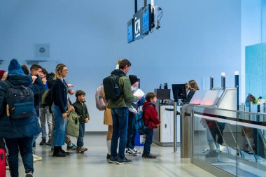 Viyana-Schwechat, Avusturya, 1 Şubat 2025: Bir uçağa binen yolcular. Giriş yap.