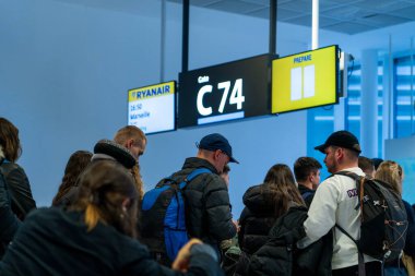 Viyana-Schwechat, Avusturya, 1 Şubat 2025: Bir uçağa binen yolcular. Giriş yap.