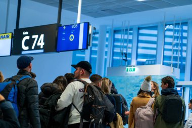 Viyana-Schwechat, Avusturya, 1 Şubat 2025: Bir uçağa binen yolcular. Giriş yap.