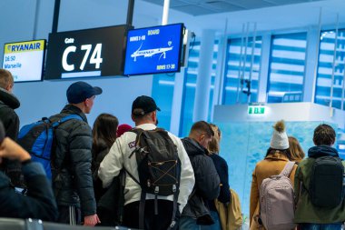 Viyana-Schwechat, Avusturya, 1 Şubat 2025: Bir uçağa binen yolcular. Giriş yap.