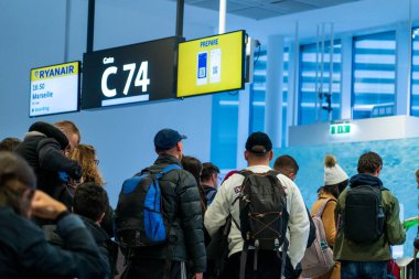 Viyana-Schwechat, Avusturya, 1 Şubat 2025: Bir uçağa binen yolcular. Giriş yap.