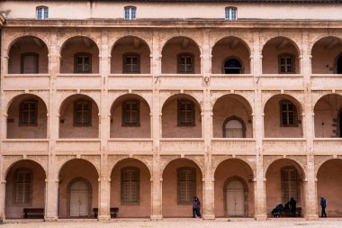 Marsilya, Fransa, 2 Şubat 2025 Vielle Charite manzarası. 17. yüzyıldan kalma kubbeli bir sadaka evinde bir kültür merkezi..