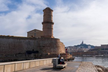 Marsilya, Fransa - 2 Şubat 2025: Saint-Jean Kalesi ve Marsilya Eski Limanı girişindeki Tour du Fanal. Akdeniz Medeniyetleri Tarihi Müzesi. 1644 yılında inşa edilen büyük kule, panoramik görüntüler sundu ve bir la olarak hizmet verdi