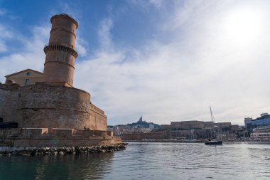 Marsilya, Fransa - 2 Şubat 2025: Saint-Jean Kalesi ve Marsilya Eski Limanı girişindeki Tour du Fanal. Akdeniz Medeniyetleri Tarihi Müzesi. 1644 yılında inşa edilen büyük kule, panoramik görüntüler sundu ve bir la olarak hizmet verdi