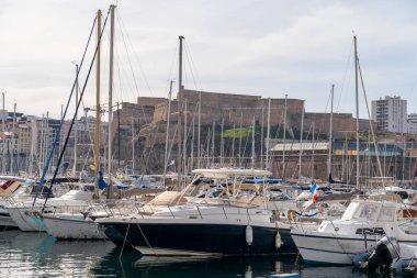 Marsilya, Fransa - 2 Şubat 2025: Saint Nicholas Kalesi manzarası. 