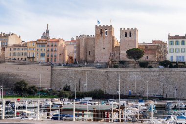 Marsilya, Fransa - 2 Şubat 2025: Saint-Victor Manastırı, emlak ve marina manzarası