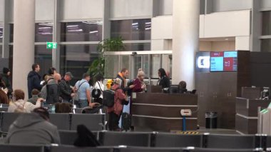 Viyana, Avusturya - 18 Ocak 2025: Viyana Havaalanı 'nın kapısındaki yolcular. Turistler uçağa binmek için sırada bekliyorlar. Giriş kapısı, biniş belgelerini kontrol edin..