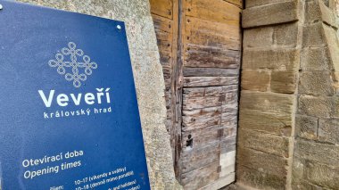 Brno, Çek Cumhuriyeti - 25 Ocak 2025: Veve Şatosu - bir kraliyet kalesi, bir ortaçağ mimarisi abidesi, Brno Reservoir yakınlarında, Svratka Nehri 'nde keskin bir virajda, ağaçlık bir pelerin üzerinde.