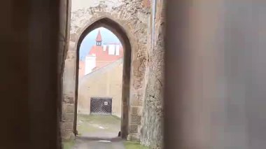 Brno, Çek Cumhuriyeti - 25 Ocak 2025: Veveri Kalesi 'nin manzarası - bir kraliyet kalesi, bir ortaçağ mimarisi abidesi, Brno Barajı yakınlarındaki ormanlık bir pelerin üzerinde, Svratka Nehri' nde keskin bir virajda..