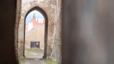 Brno, Çek Cumhuriyeti - 25 Ocak 2025: Veveri Kalesi 'nin manzarası - bir kraliyet kalesi, bir ortaçağ mimarisi abidesi, Brno Barajı yakınlarındaki ormanlık bir pelerin üzerinde, Svratka Nehri' nde keskin bir virajda..
