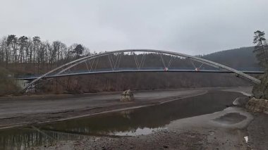 Brno, Çek Cumhuriyeti - 25 Ocak 2025: Veverka deresinin aktığı Svratka Nehri 'nin keskin kıvrımında. Nehrin yukarısında kuruyor. Nehir yatağında su yok..
