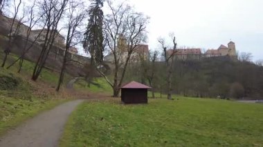 Brno, Çek Cumhuriyeti - 25 Ocak 2025: Veveri Kalesi 'nin manzarası - bir kraliyet kalesi, bir ortaçağ mimarisi abidesi, Brno Barajı yakınlarındaki ormanlık bir pelerin üzerinde, Svratka Nehri' nde keskin bir virajda..