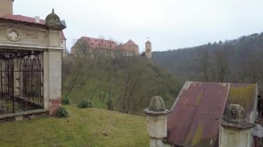 Brno, Çek Cumhuriyeti - 25 Ocak 2025: Veveri Kalesi 'nin manzarası - bir kraliyet kalesi, bir ortaçağ mimarisi abidesi, Brno Barajı yakınlarındaki ormanlık bir pelerin üzerinde, Svratka Nehri' nde keskin bir virajda..