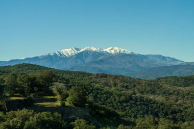 Fransa 'dan İspanya' ya giden yoldaki Güzel Dağ manzarası. Dağın eteğindeki yeşillik. Dağın tepesinde kar var..