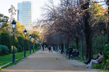 Barselona, İspanya - 3 Şubat 2025: Şehir manzarası. Ciutadella Parkı manzarası