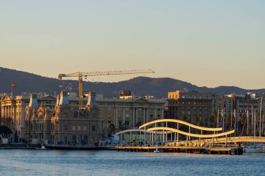 Barselona, İspanya - 3 Şubat 2025: Şehir merkezi manzarası. Port Vell ve Maremagnum alışveriş merkezi manzarası, limanda demirli yatlar.