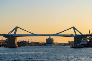 Barselona, İspanya - 3 Şubat 2025: Şehir merkezi manzarası. Demirlemiş yatlar. Porta Europa Köprüsü Görünümü