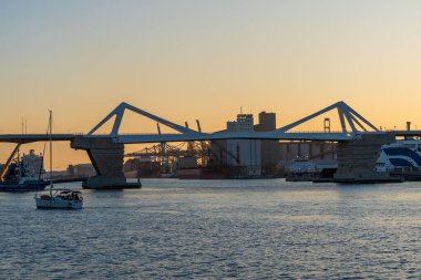 Barselona, İspanya - 3 Şubat 2025: Şehir merkezi manzarası. Demirlemiş yatlar. Porta Europa Köprüsü Görünümü