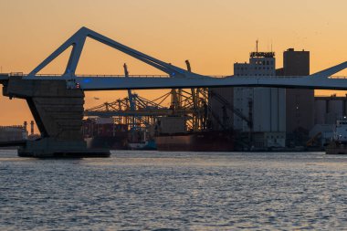 Barselona, İspanya - 3 Şubat 2025: Şehir merkezi manzarası. Demirlemiş yatlar. Porta Europa Köprüsü Görünümü