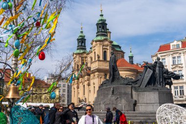 Prag, Çek Cumhuriyeti - 5 Nisan 2025: Şehir merkezinde geleneksel Paskalya Fuarı. Paskalya Tatili Kutlaması. 