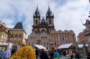 Prag, Çek Cumhuriyeti - 5 Nisan 2025: Şehir merkezinde geleneksel Paskalya Fuarı. Paskalya Tatili Kutlaması. 