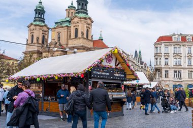 Prag, Çek Cumhuriyeti - 5 Nisan 2025: Şehir merkezinde geleneksel Paskalya Fuarı. Paskalya Tatili Kutlaması. 