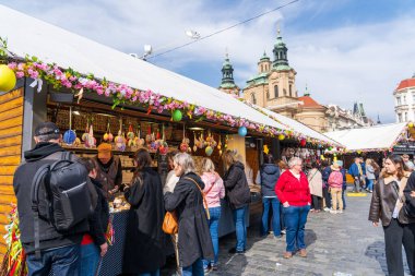 Prag, Çek Cumhuriyeti - 5 Nisan 2025: Şehir merkezinde geleneksel Paskalya Fuarı. Paskalya Tatili Kutlaması. 