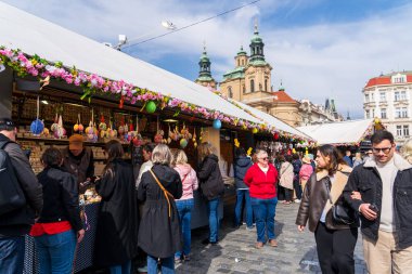 Prag, Çek Cumhuriyeti - 5 Nisan 2025: Şehir merkezinde geleneksel Paskalya Fuarı. Paskalya Tatili Kutlaması. 