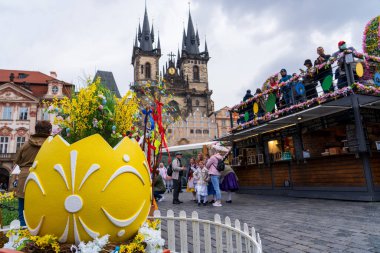 Prag, Çek Cumhuriyeti - 5 Nisan 2025: Şehir merkezinde geleneksel Paskalya Fuarı. Paskalya bayramını kutluyoruz. Paskalya yumurtaları boyanmış.