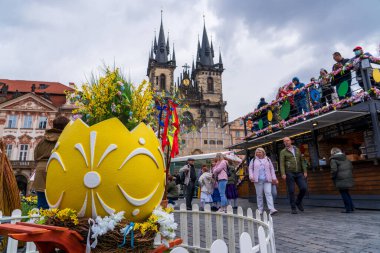 Prag, Çek Cumhuriyeti - 5 Nisan 2025: Şehir merkezinde geleneksel Paskalya Fuarı. Paskalya bayramını kutluyoruz. Paskalya yumurtaları boyanmış.