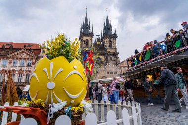 Prag, Çek Cumhuriyeti - 5 Nisan 2025: Şehir merkezinde geleneksel Paskalya Fuarı. Paskalya bayramını kutluyoruz. Paskalya yumurtaları boyanmış.