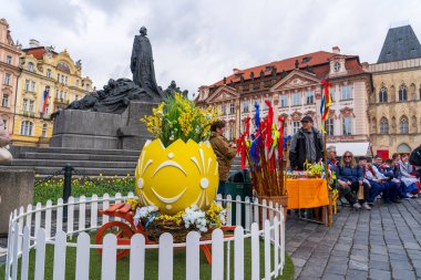 Prag, Çek Cumhuriyeti - 5 Nisan 2025: Şehir merkezinde geleneksel Paskalya Fuarı. Paskalya bayramını kutluyoruz. Paskalya yumurtaları boyanmış.