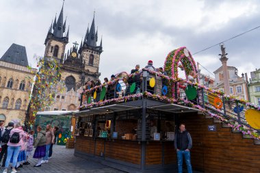 Prag, Çek Cumhuriyeti - 5 Nisan 2025: Şehir merkezinde geleneksel Paskalya Fuarı. Paskalya Kutlaması. 