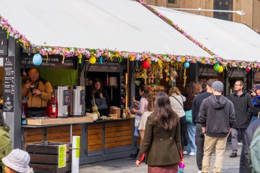 Prag, Çek Cumhuriyeti - 5 Nisan 2025: Şehir merkezinde geleneksel Paskalya Fuarı. Paskalya Kutlaması. 