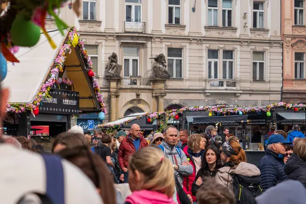 Prag, Çek Cumhuriyeti - 5 Nisan 2025: Şehir merkezinde geleneksel Paskalya Fuarı. Paskalya Tatili Kutlaması. 