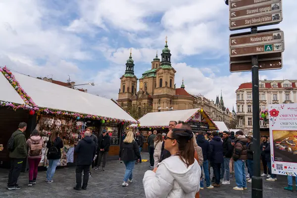Prag, Çek Cumhuriyeti - 5 Nisan 2025: Şehir merkezinde geleneksel Paskalya Fuarı. Paskalya Tatili Kutlaması. 