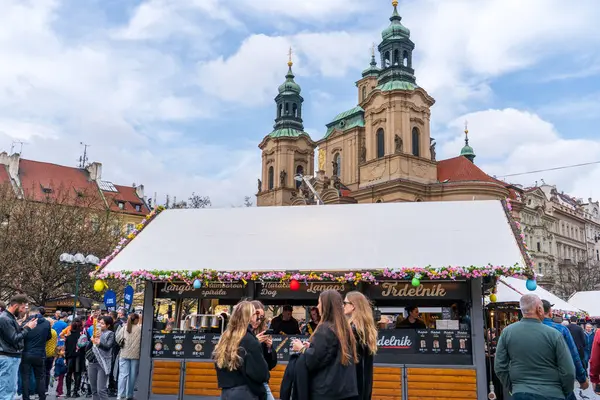 Prag, Çek Cumhuriyeti - 5 Nisan 2025: Şehir merkezinde geleneksel Paskalya Fuarı. Paskalya Tatili Kutlaması. 