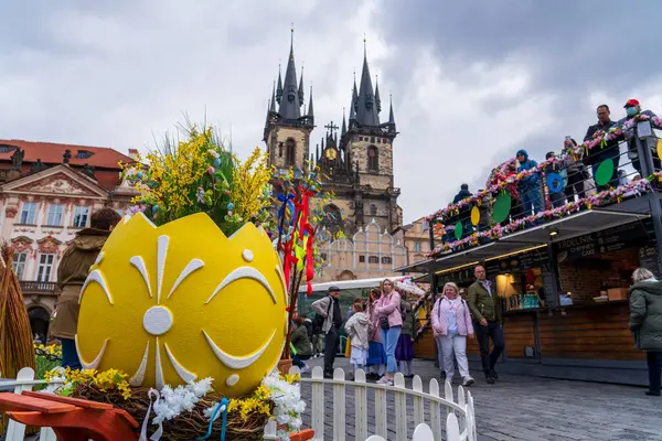Prag, Çek Cumhuriyeti - 5 Nisan 2025: Şehir merkezinde geleneksel Paskalya Fuarı. Paskalya bayramını kutluyoruz. Paskalya yumurtaları boyanmış.