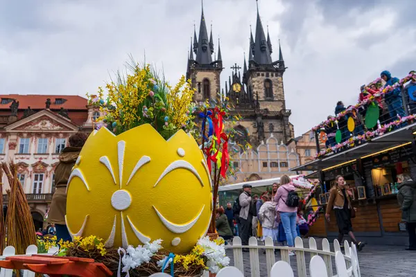 Prag, Çek Cumhuriyeti - 5 Nisan 2025: Şehir merkezinde geleneksel Paskalya Fuarı. Paskalya bayramını kutluyoruz. Paskalya yumurtaları boyanmış.