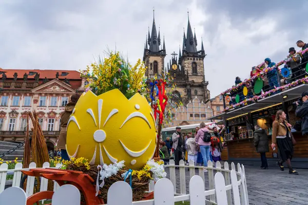 Prag, Çek Cumhuriyeti - 5 Nisan 2025: Şehir merkezinde geleneksel Paskalya Fuarı. Paskalya bayramını kutluyoruz. Paskalya yumurtaları boyanmış.