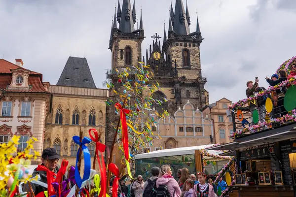 Prag, Çek Cumhuriyeti - 5 Nisan 2025: Şehir merkezinde geleneksel Paskalya Fuarı. Paskalya Kutlaması. 