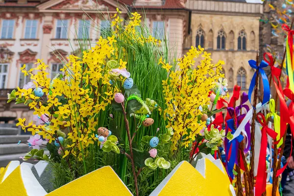 Prag, Çek Cumhuriyeti - 5 Nisan 2025: Şehir merkezinde geleneksel Paskalya Fuarı. Paskalya bayramını kutluyoruz. Paskalya yumurtaları boyanmış.