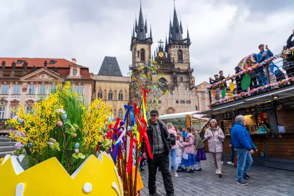 Prag, Çek Cumhuriyeti - 5 Nisan 2025: Şehir merkezinde geleneksel Paskalya Fuarı. Paskalya bayramını kutluyoruz. Paskalya yumurtaları boyanmış.