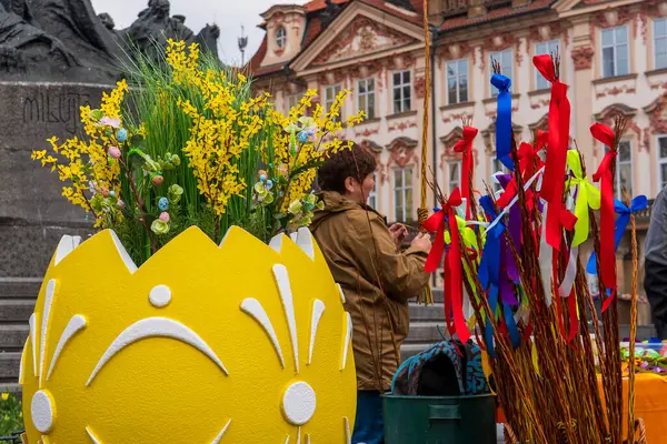 Prag, Çek Cumhuriyeti - 5 Nisan 2025: Şehir merkezinde geleneksel Paskalya Fuarı. Paskalya bayramını kutluyoruz. Paskalya yumurtaları boyanmış.
