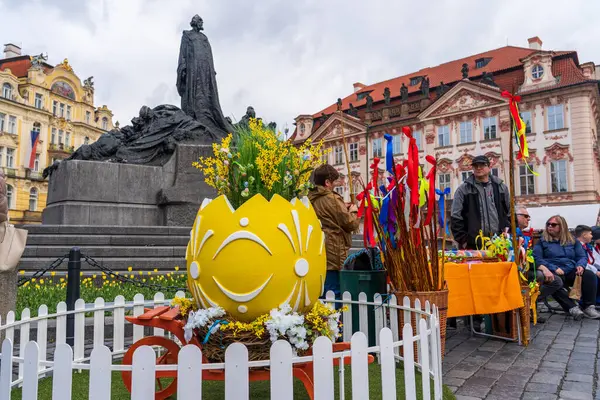 Prag, Çek Cumhuriyeti - 5 Nisan 2025: Şehir merkezinde geleneksel Paskalya Fuarı. Paskalya bayramını kutluyoruz. Paskalya yumurtaları boyanmış.