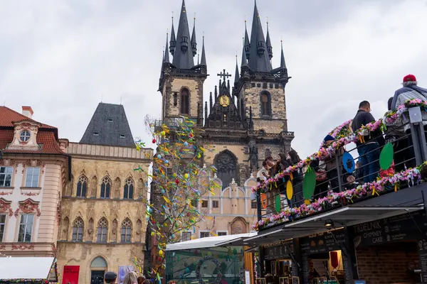 Prag, Çek Cumhuriyeti - 5 Nisan 2025: Şehir merkezinde geleneksel Paskalya Fuarı. Paskalya Kutlaması. 