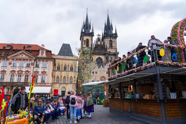 Prag, Çek Cumhuriyeti - 5 Nisan 2025: Şehir merkezinde geleneksel Paskalya Fuarı. Paskalya Kutlaması. 