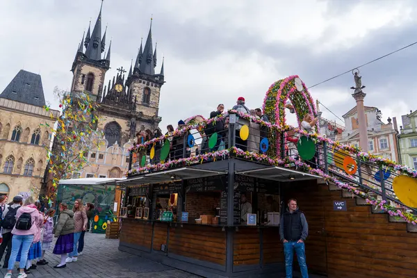 Prag, Çek Cumhuriyeti - 5 Nisan 2025: Şehir merkezinde geleneksel Paskalya Fuarı. Paskalya Kutlaması. 