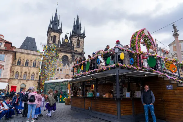 Prag, Çek Cumhuriyeti - 5 Nisan 2025: Şehir merkezinde geleneksel Paskalya Fuarı. Paskalya Kutlaması. 